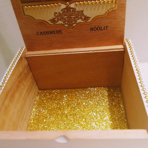 Suenos de Saundra Upcycled, White Esteban Carreras Cigar Box, Storage/ Home Deco - Picture 7 of 10